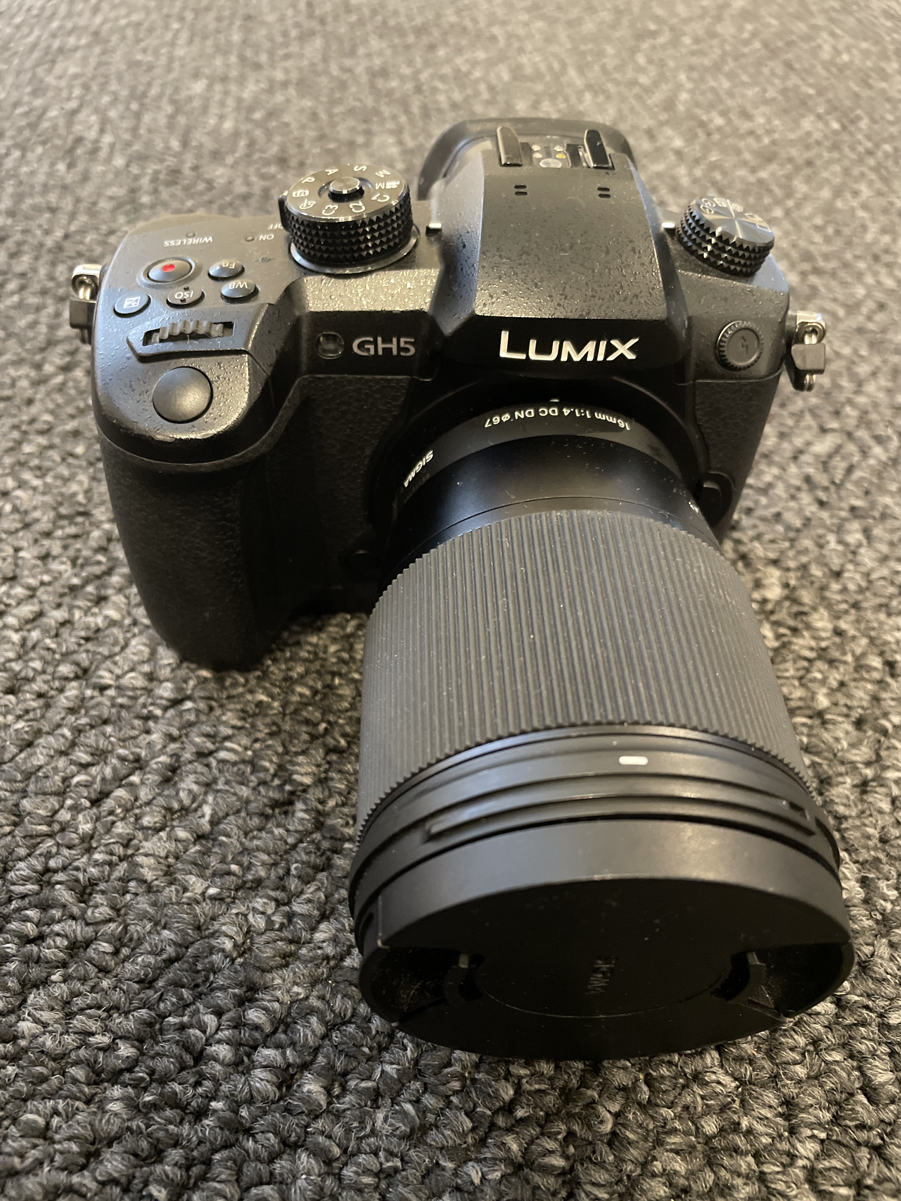 Panasonic gh5 lumix + sigma 16mm 1.4 + 5 batteries  