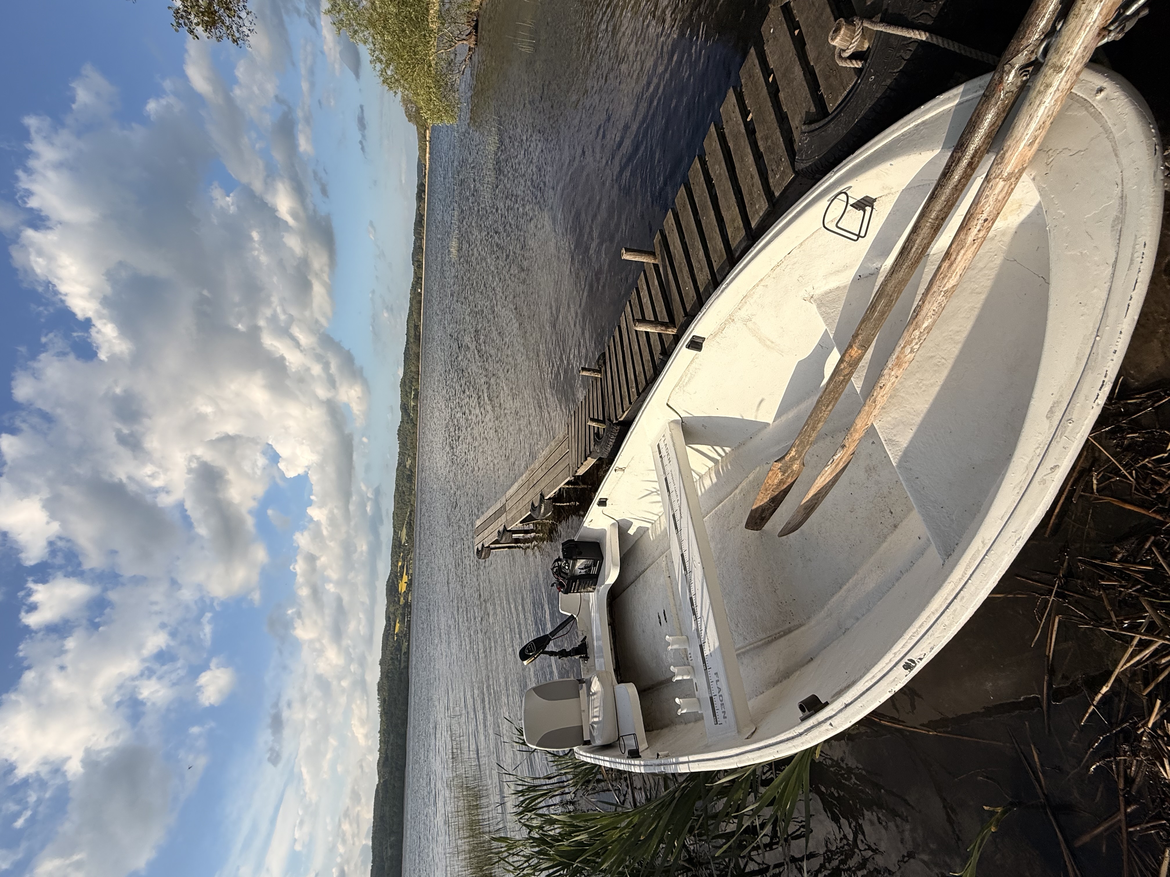 Motorbåt i landsjön kaxholmen