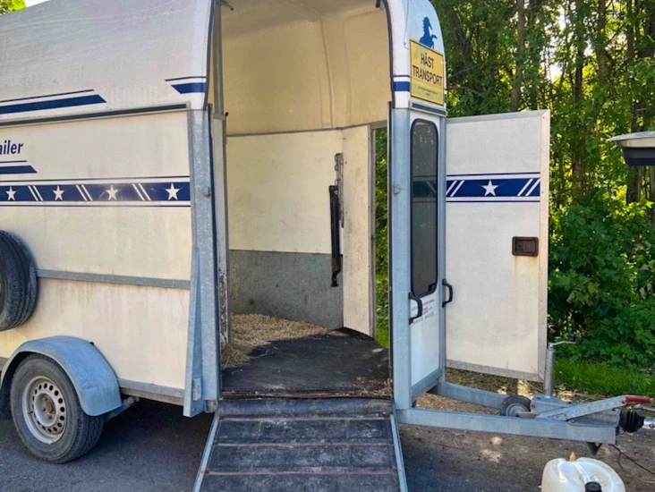 Hästtransport med fronturlastning
