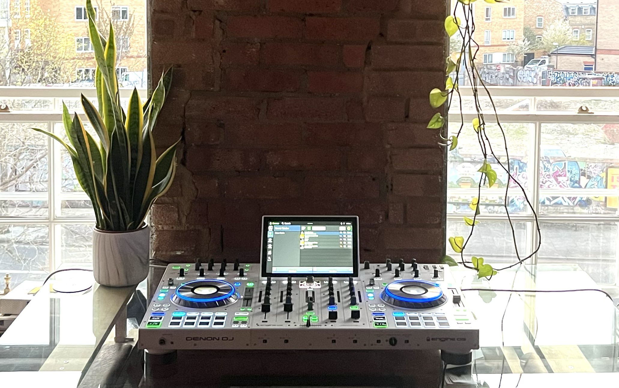Denon prime 4 – limited edition white (standalone 4-deck dj controller)