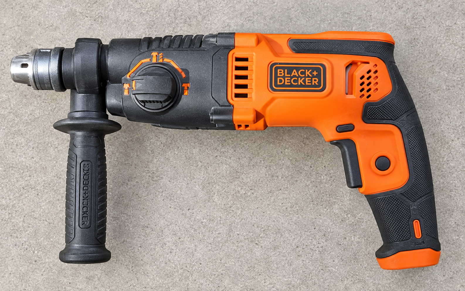 Black+decker rotary hammer drill available for rent.
ideal for diy, renovation 