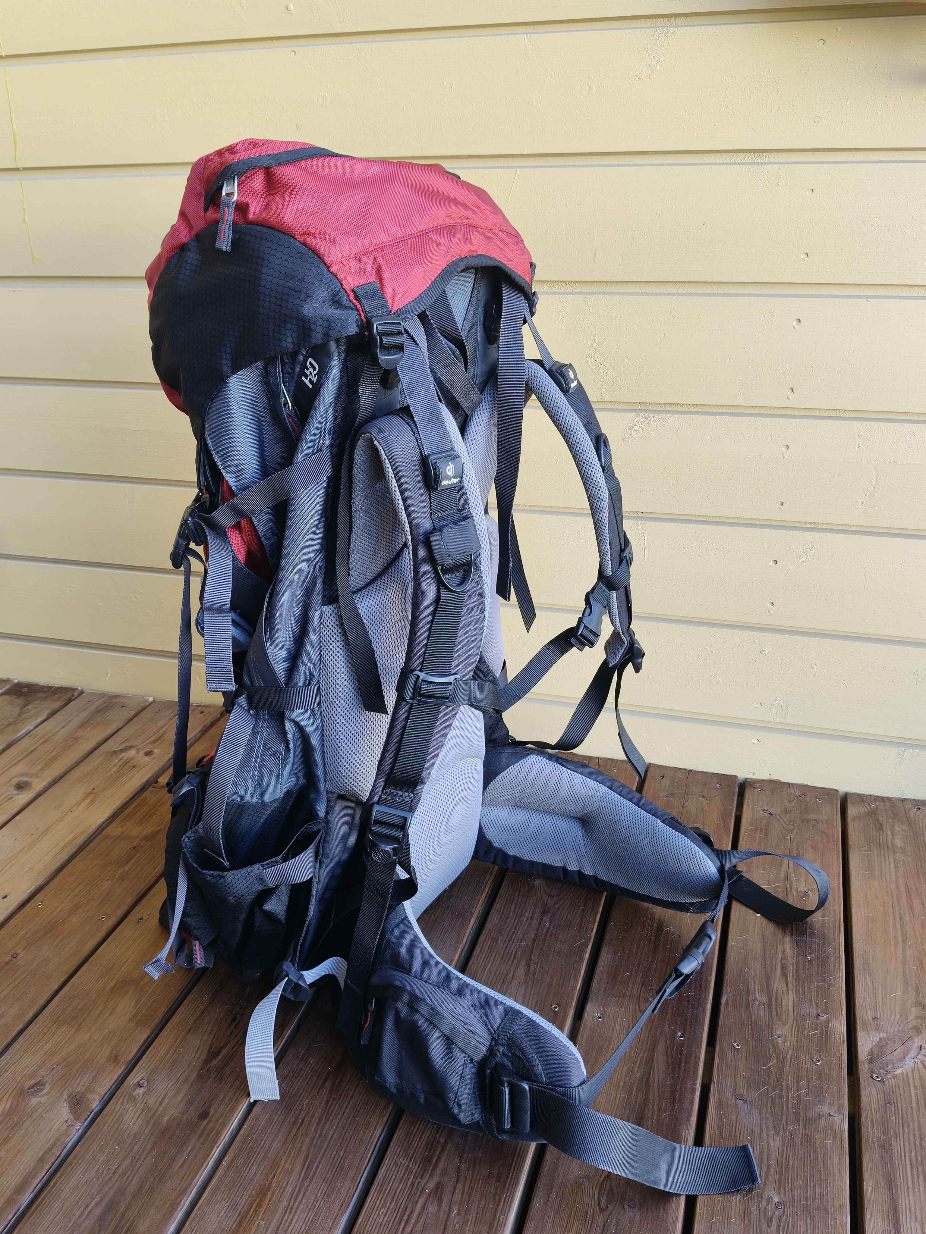 Laadukas ja tilava vaellusrinkka deuter aircontact pro 70+15