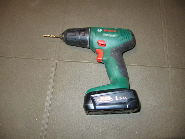 Bosch easydrill 18v -akkuporakone