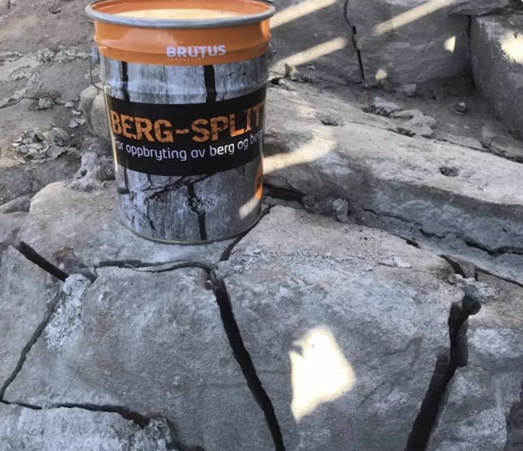Berg-splitt ekspanderende mørtel