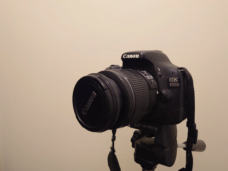 Canon 550d järjestelmäkamera ja tripod