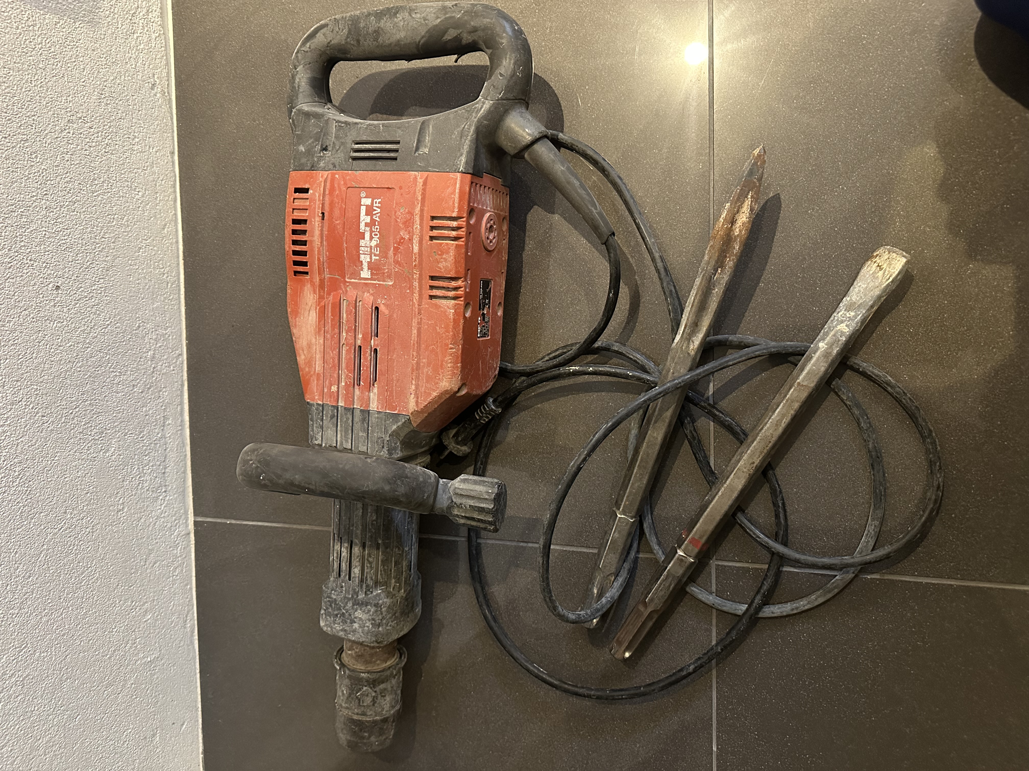 Hilti te 905-avr bilmaskin / mejselhammare uthyres – för tung rivning