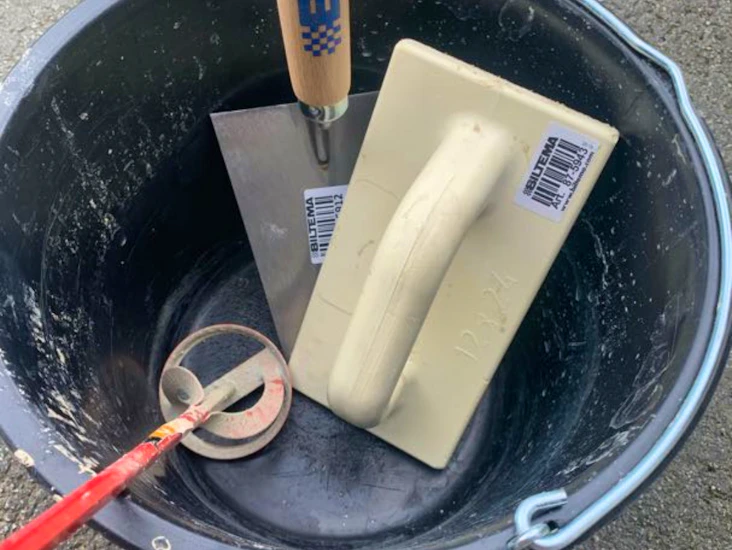 Kit för murning eller putsning