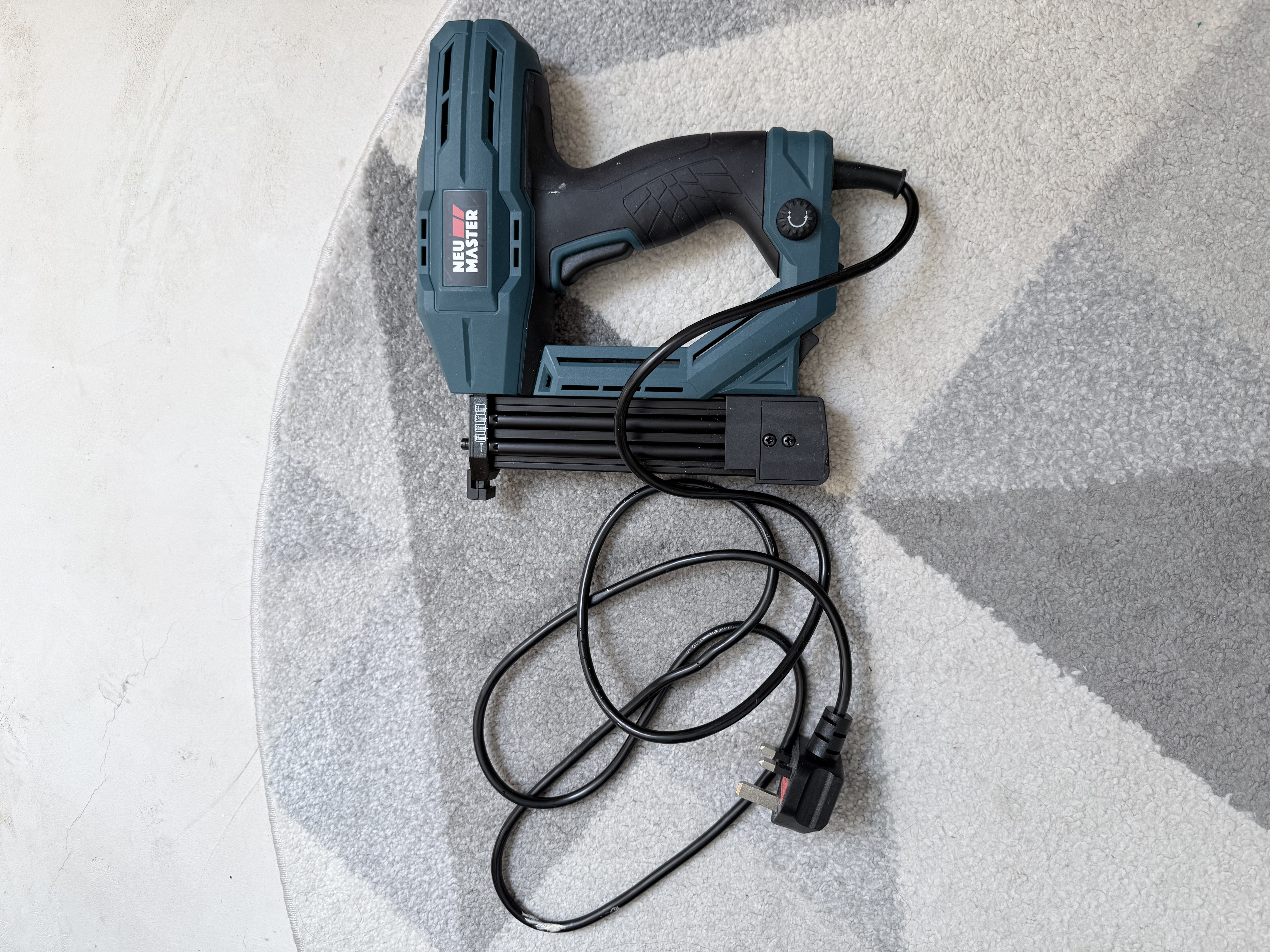 Neu master electric staple & nail gun