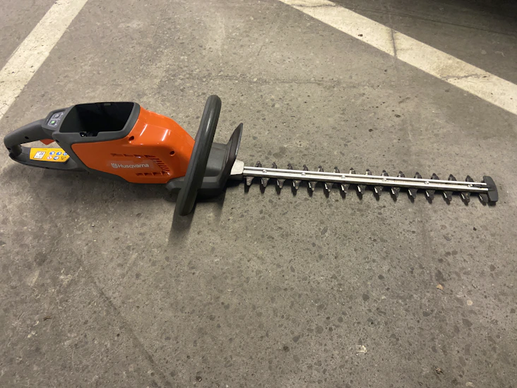 Batteridriven häcksax från husqvarna - tyst och smidig