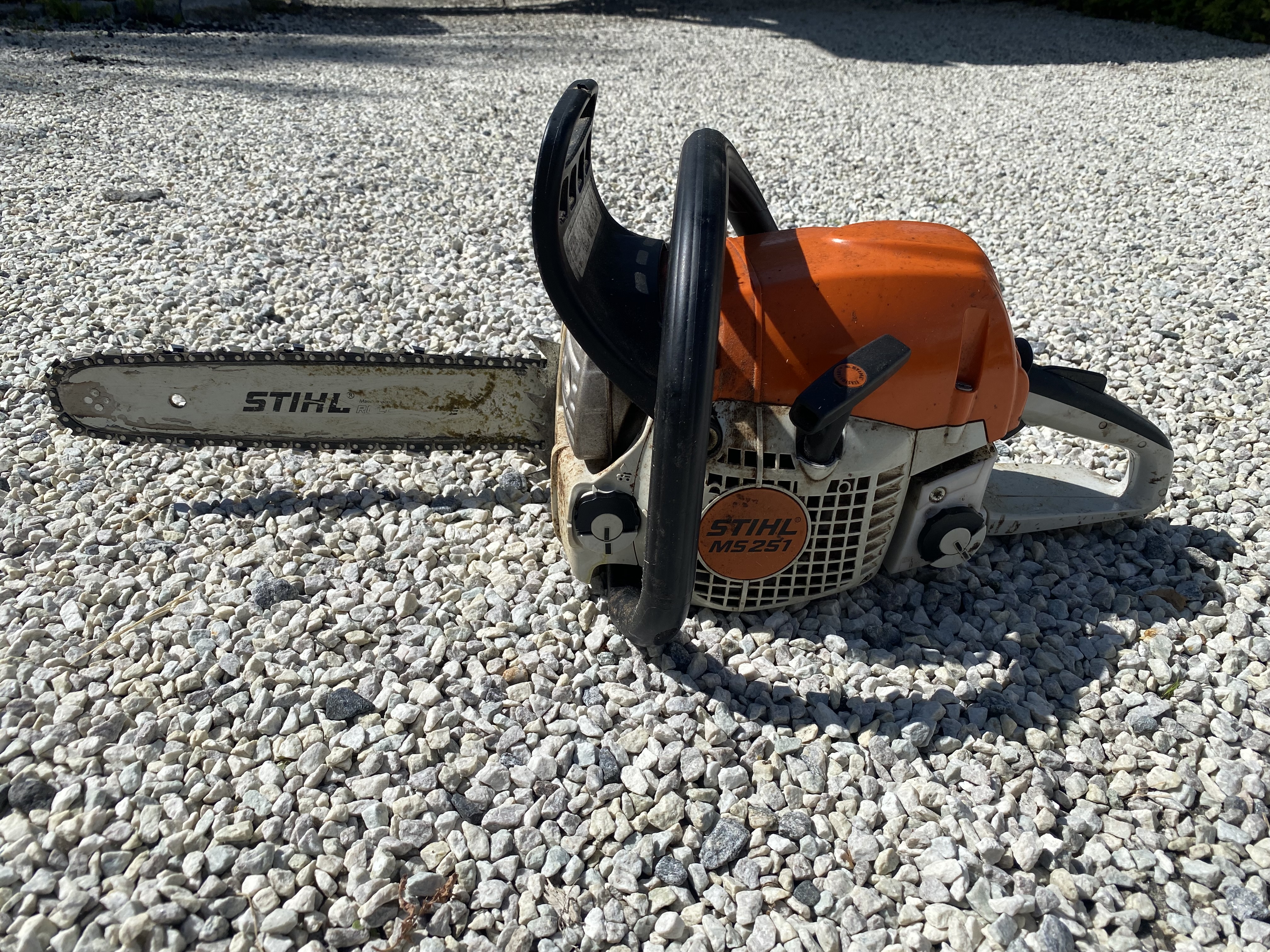 Stihl motorsag med hjelm med visir og øreklokker og vernebukse
