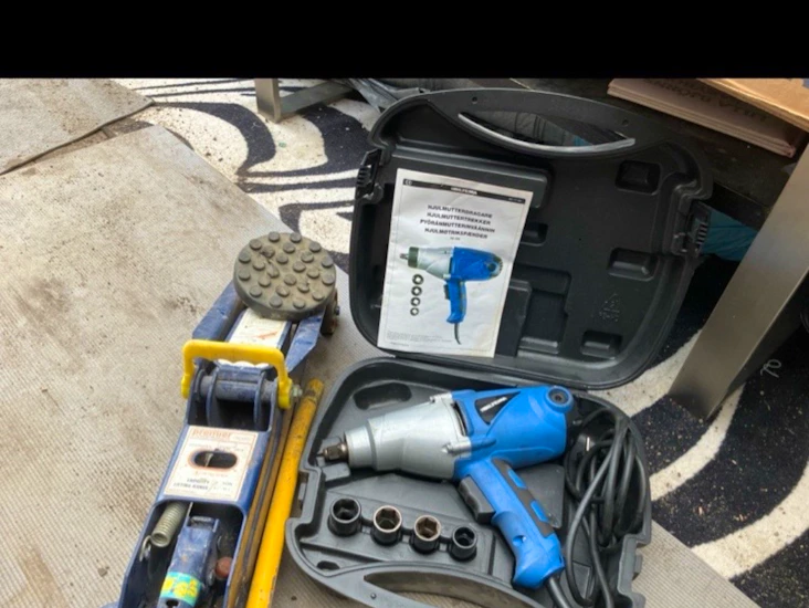 Hjulmutterdragare och domkraft