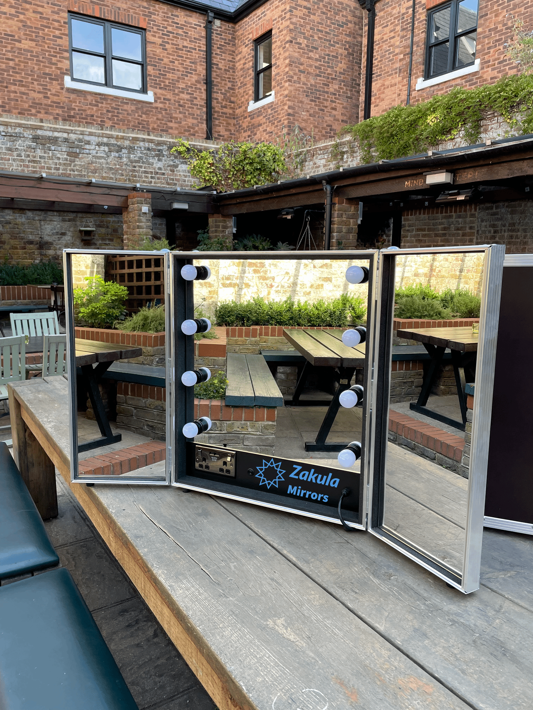 Portable flightcase make up mirror