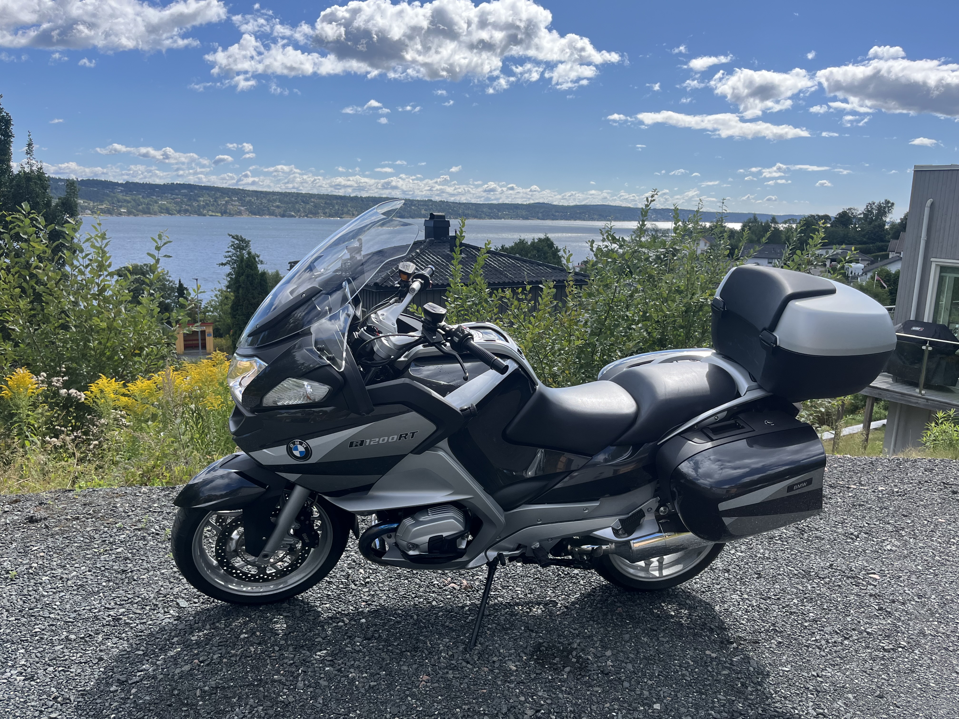 Bmw r1200rt komfortabel touringmotorsykkel med 3 kofferter til leie