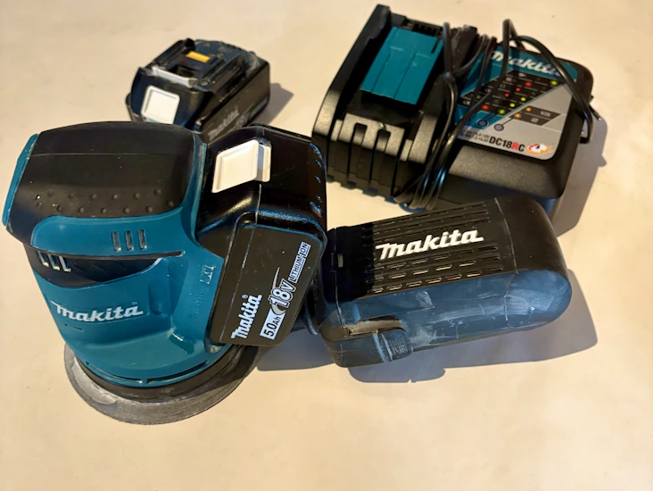 Sladdlös makita dbo180z excenterslipmaskin