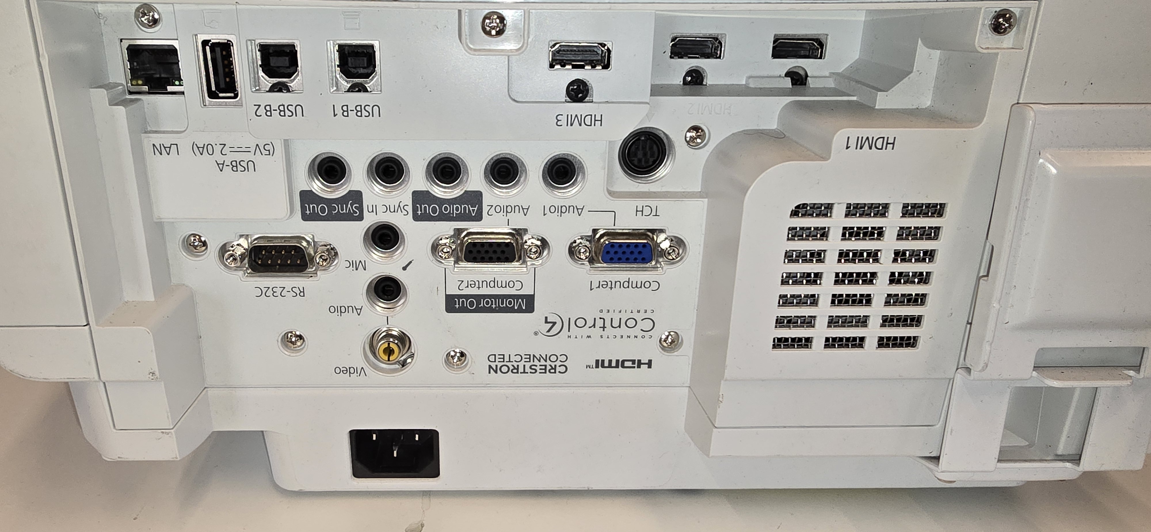 Short throw projector