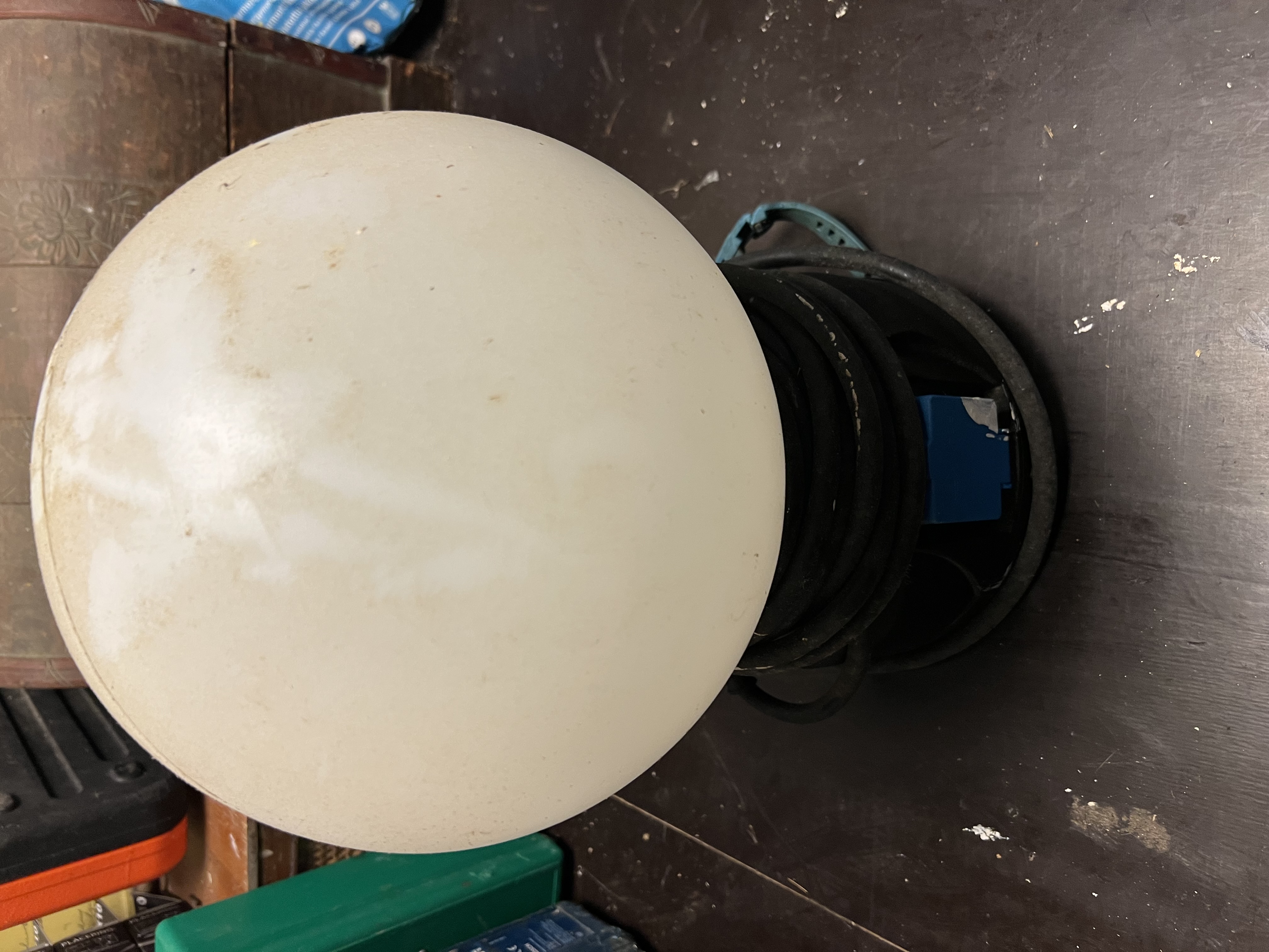 Bygglampa med eluttag