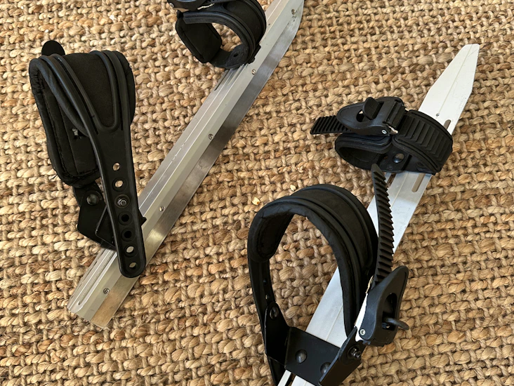 Retkiluistimet universal lumilauta siteillä.