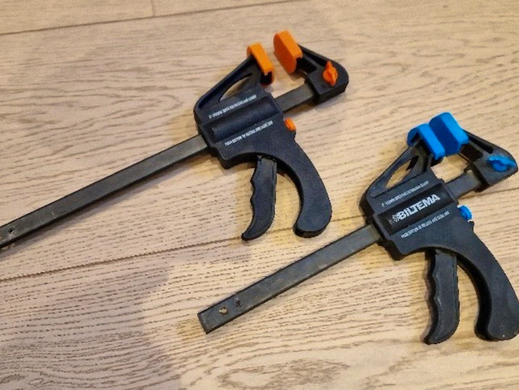 2 stk etthåndstvinger