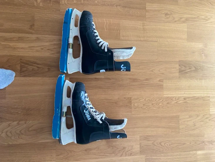 Ishockeyskridskor storlek 42 + isdubbar