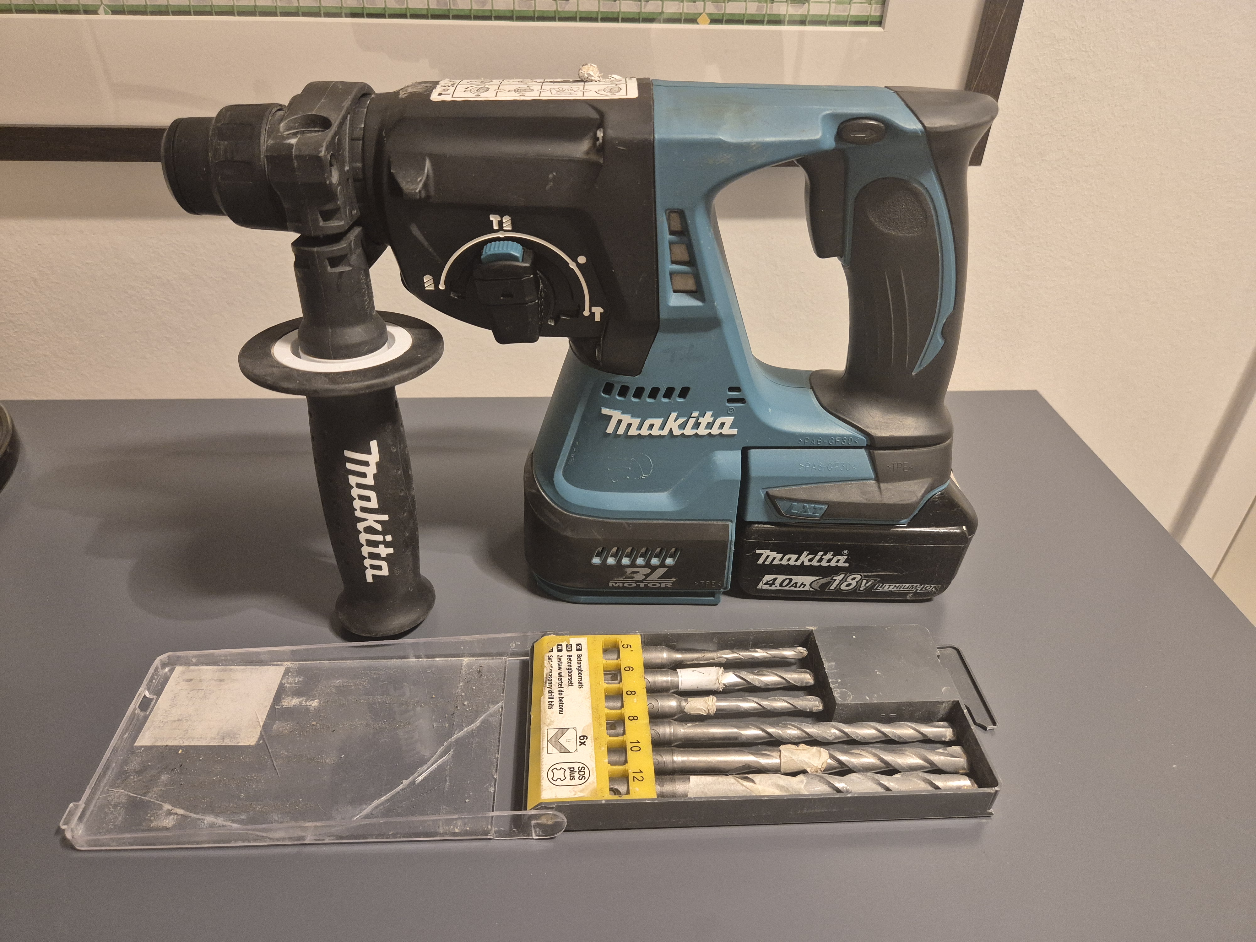 Makita borrhammare + borr & mejsel för bilning (18v) 