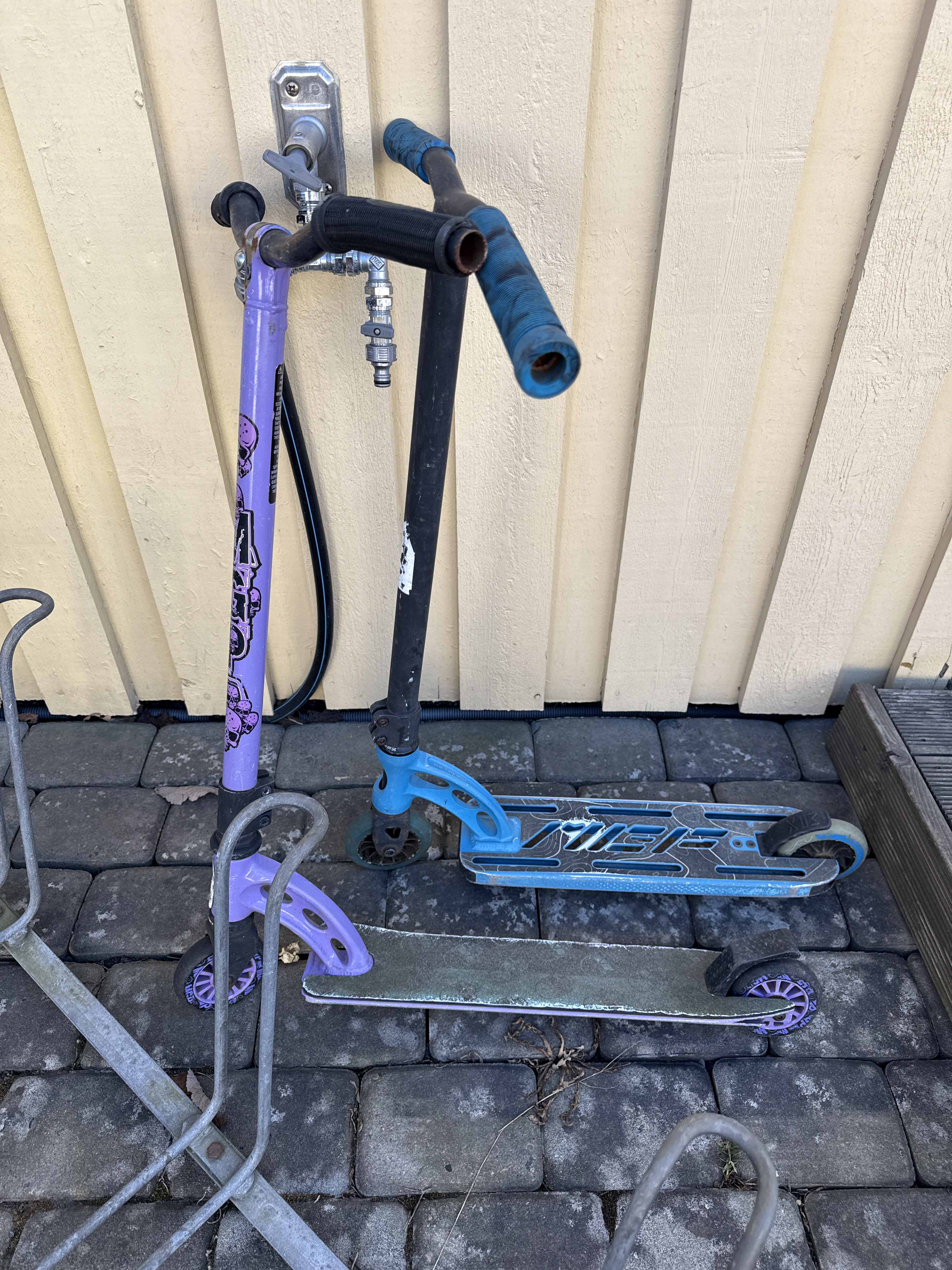 Två sparkcyklar mgp uthyres