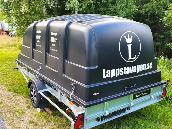 Obromsat tipp släpvagn med kåpa.