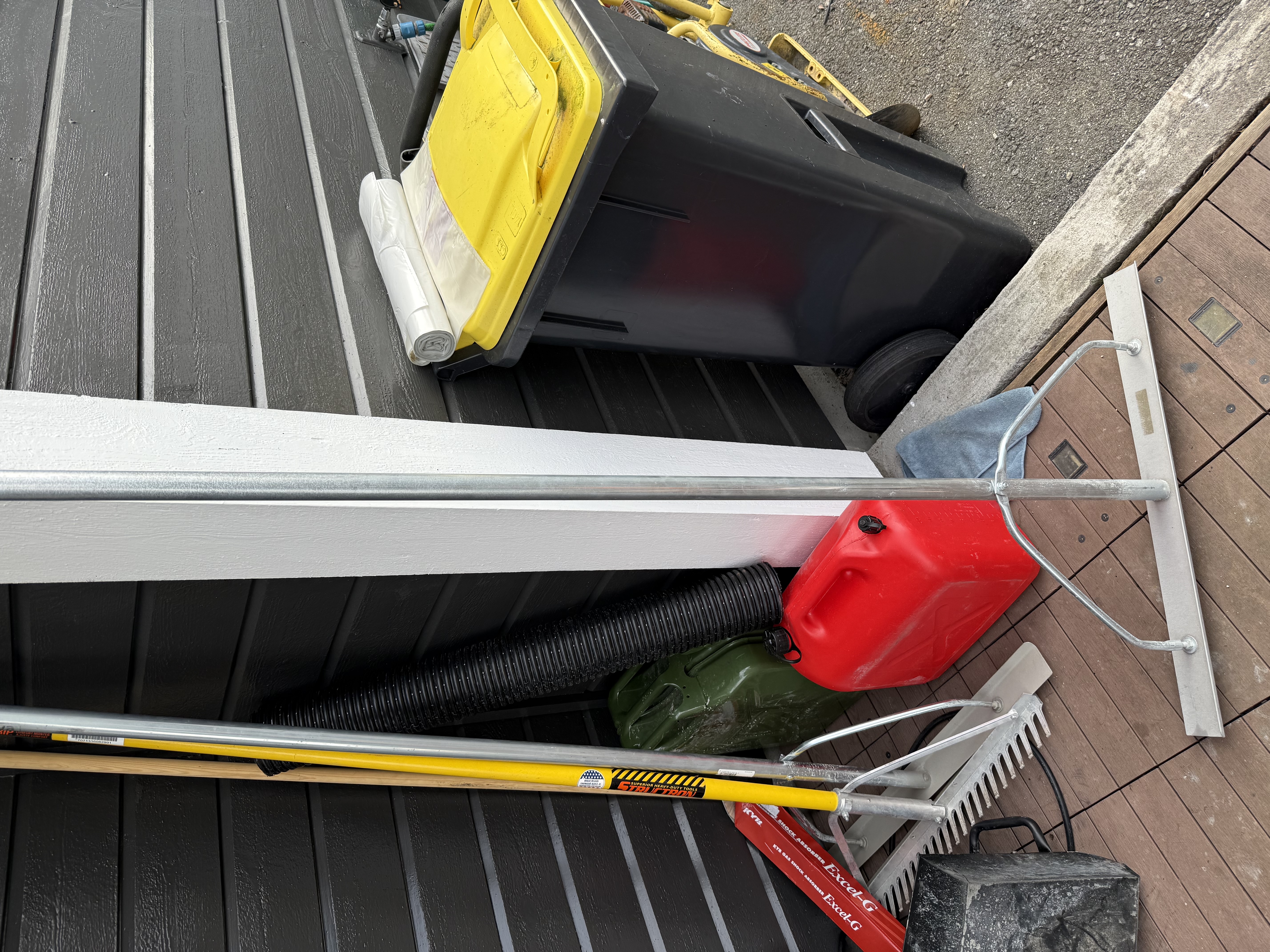 Jernrive med anleggsrive på baksiden