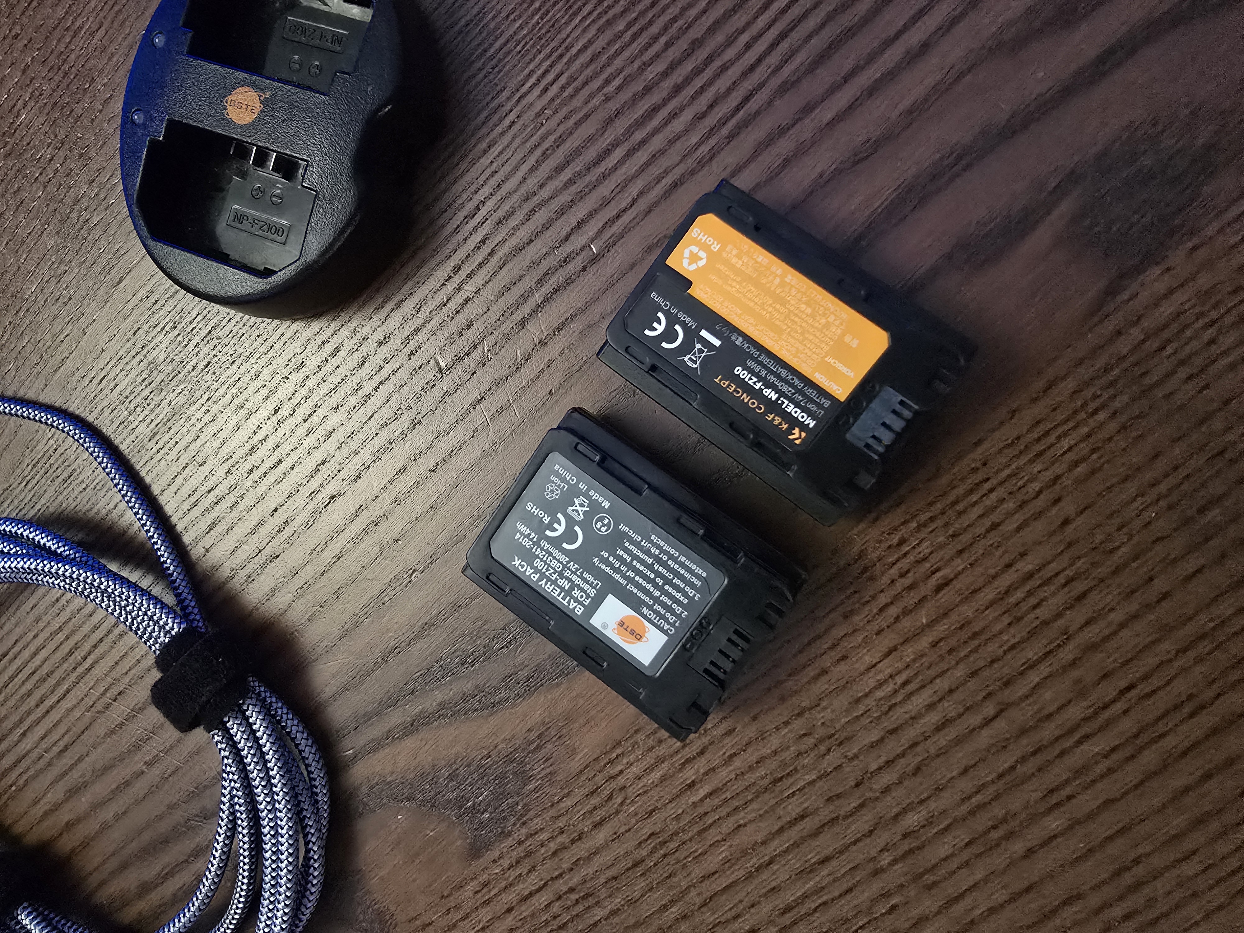 2x np-fz100 and charger