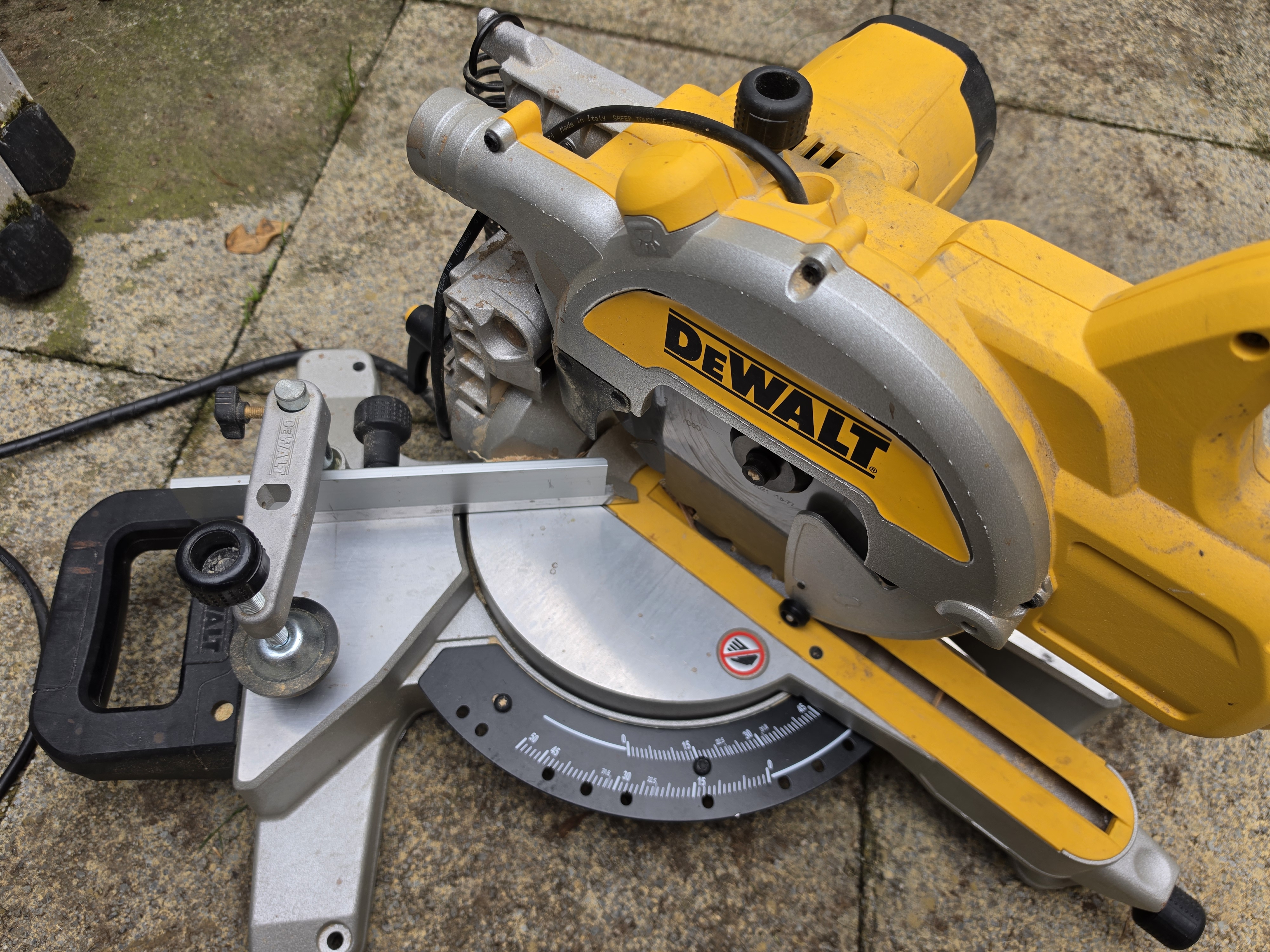 Dewalt dws777 240v sliding mitre saw (216mm) – high precision with sharp dewalt blade