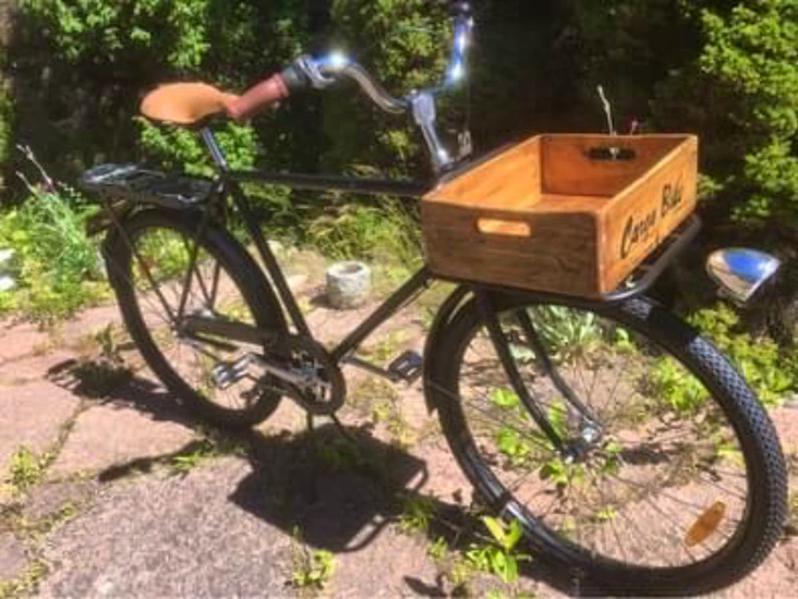 Retro postcykel med trälåda och lädersadel