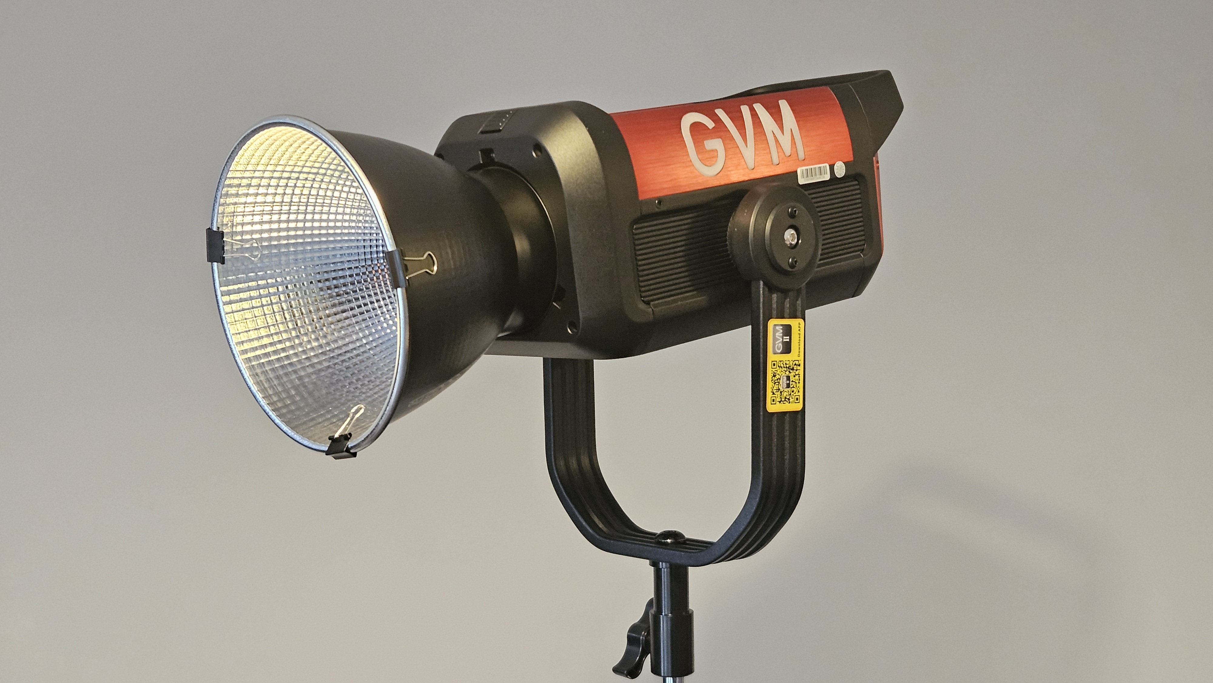 Gvm sd 550 b pro 500 watt bi-colour spotlight with stand, reflector and soft box.