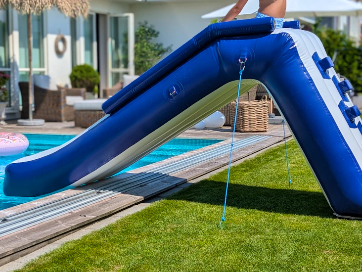 Uppblåsbar poolrutschkana