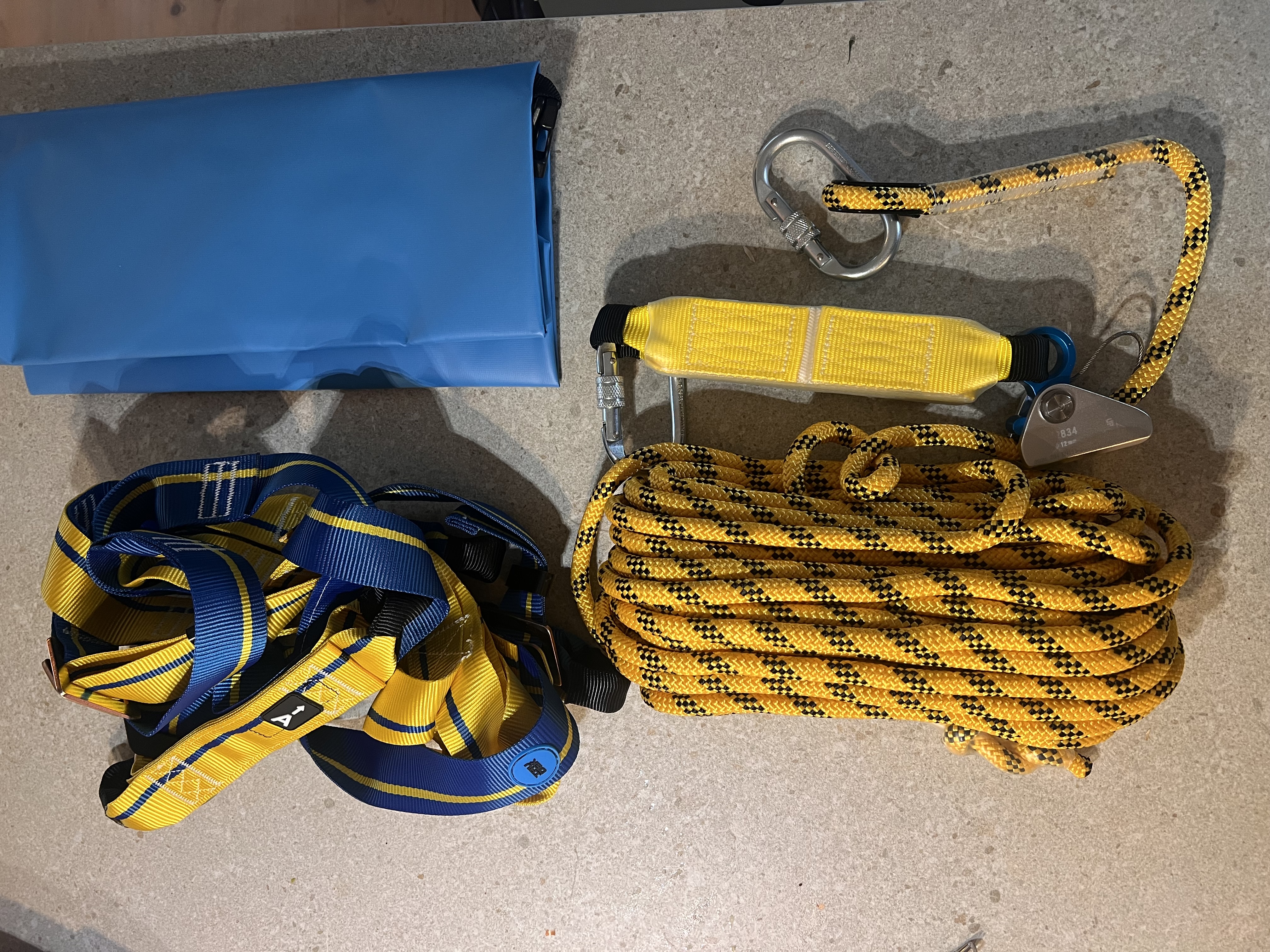 Fallskydd/säkerhetssele för arbete på tak