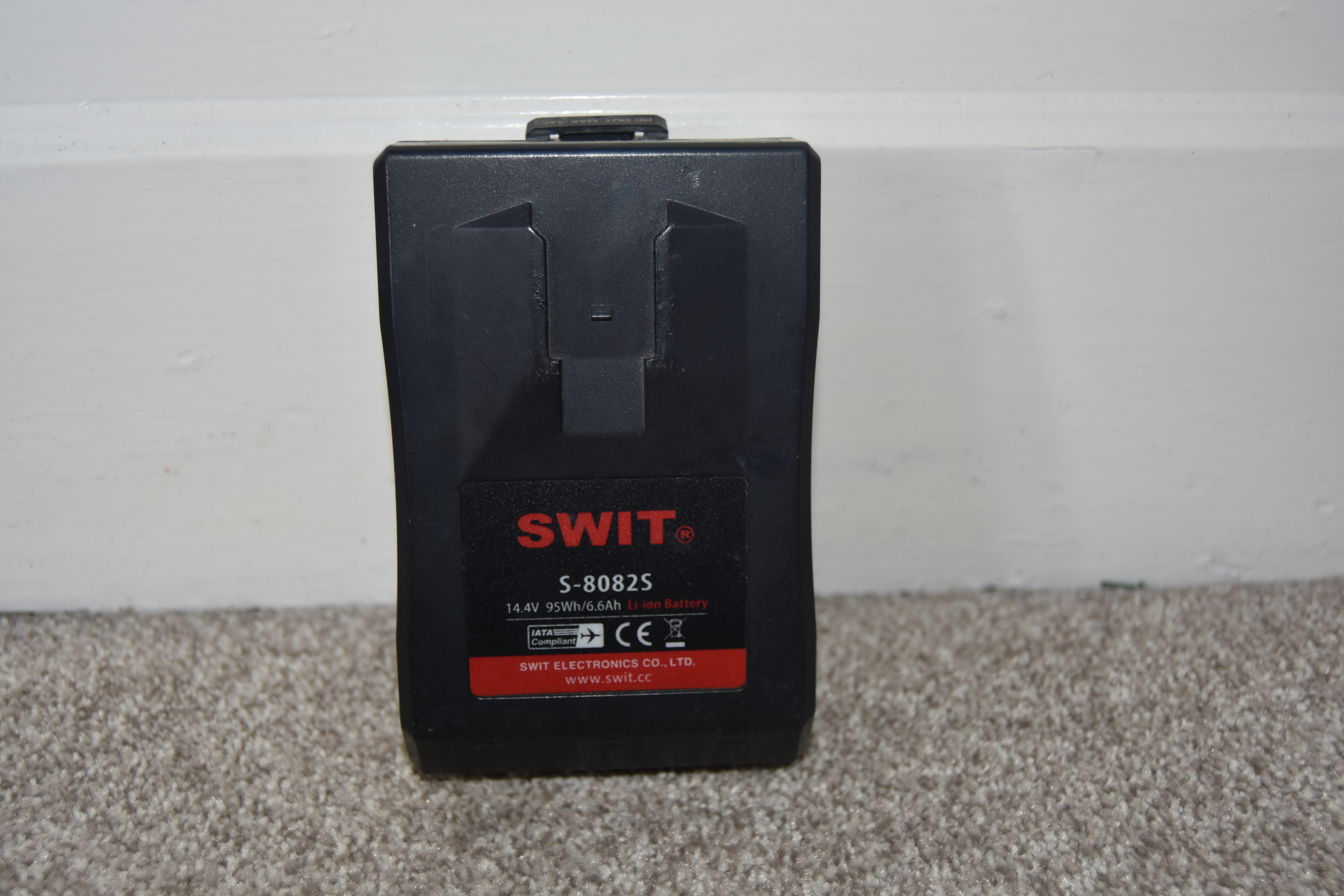 Compact v-lock battery with d-tap socket (swit s-8082s)