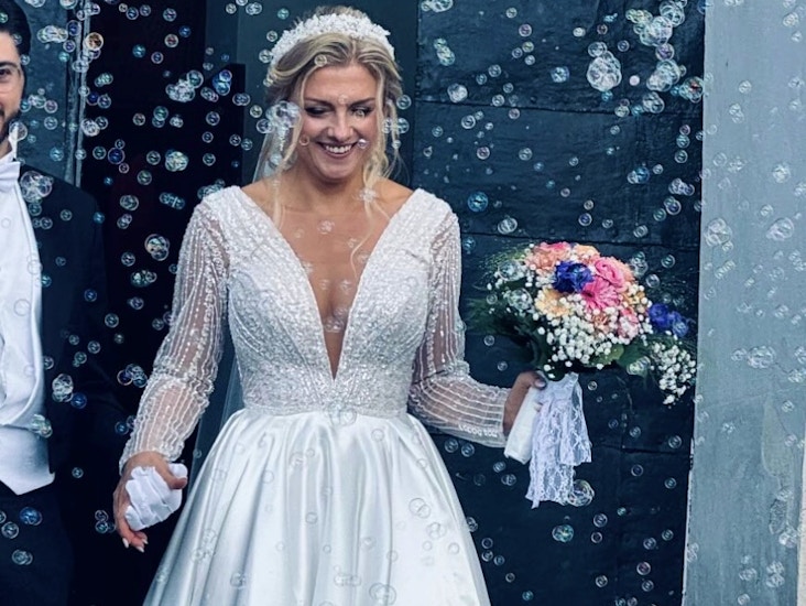 Elegant bröllopsklänning med kristaller, glas och pärlor – taftkjol