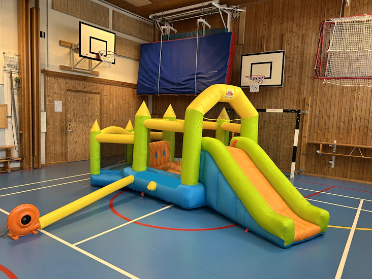 3. hoppborg med hinder och rutschkana