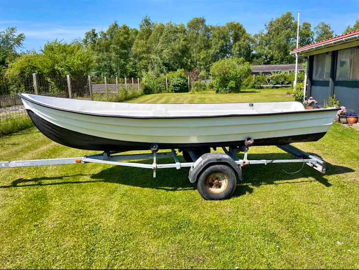 Jolle med 15 heste påhængsmotor