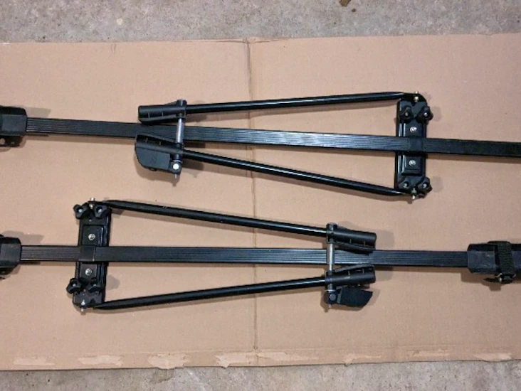 Två cykelhållare för takräcken