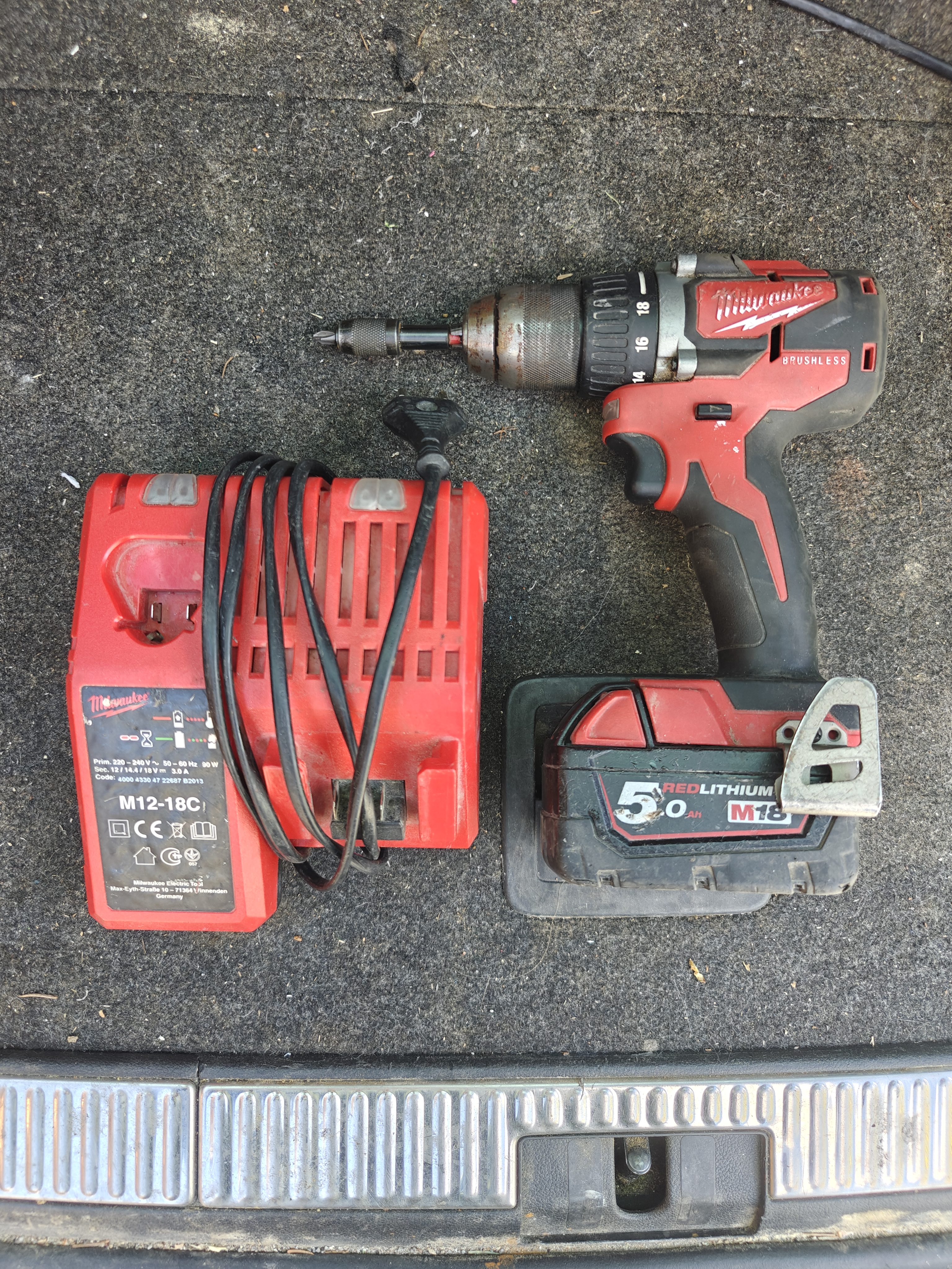 Milwaukee 18v väännin ja laturi