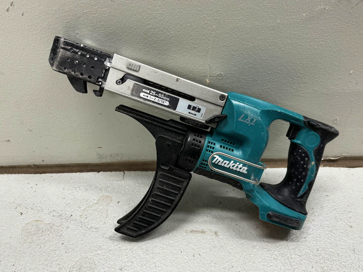 Akkunauharuuvinväännin makita bfr550