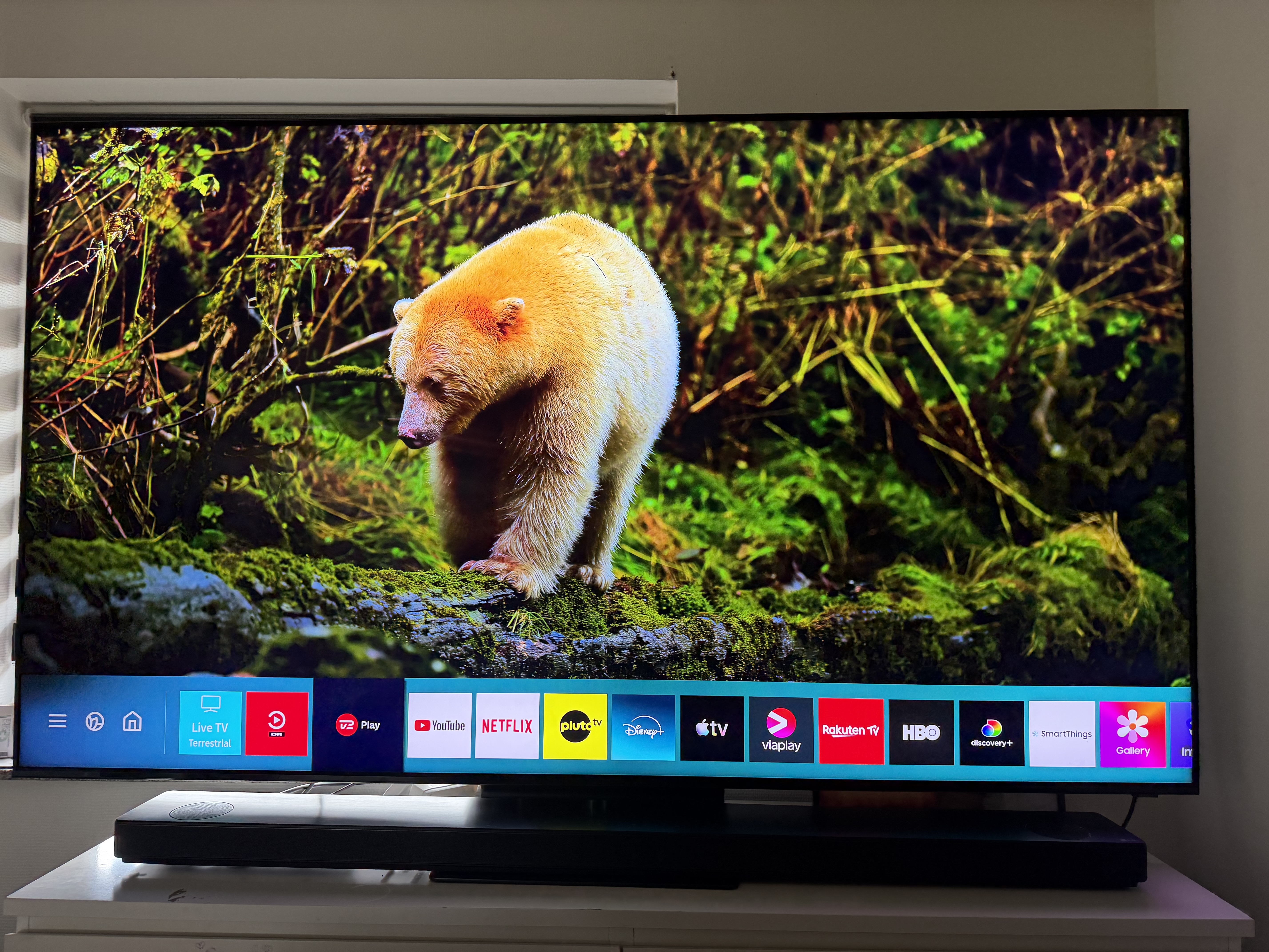 Samsung 75 neo qled mini-led 2025 – premium tv for rent (with wheeled stand)