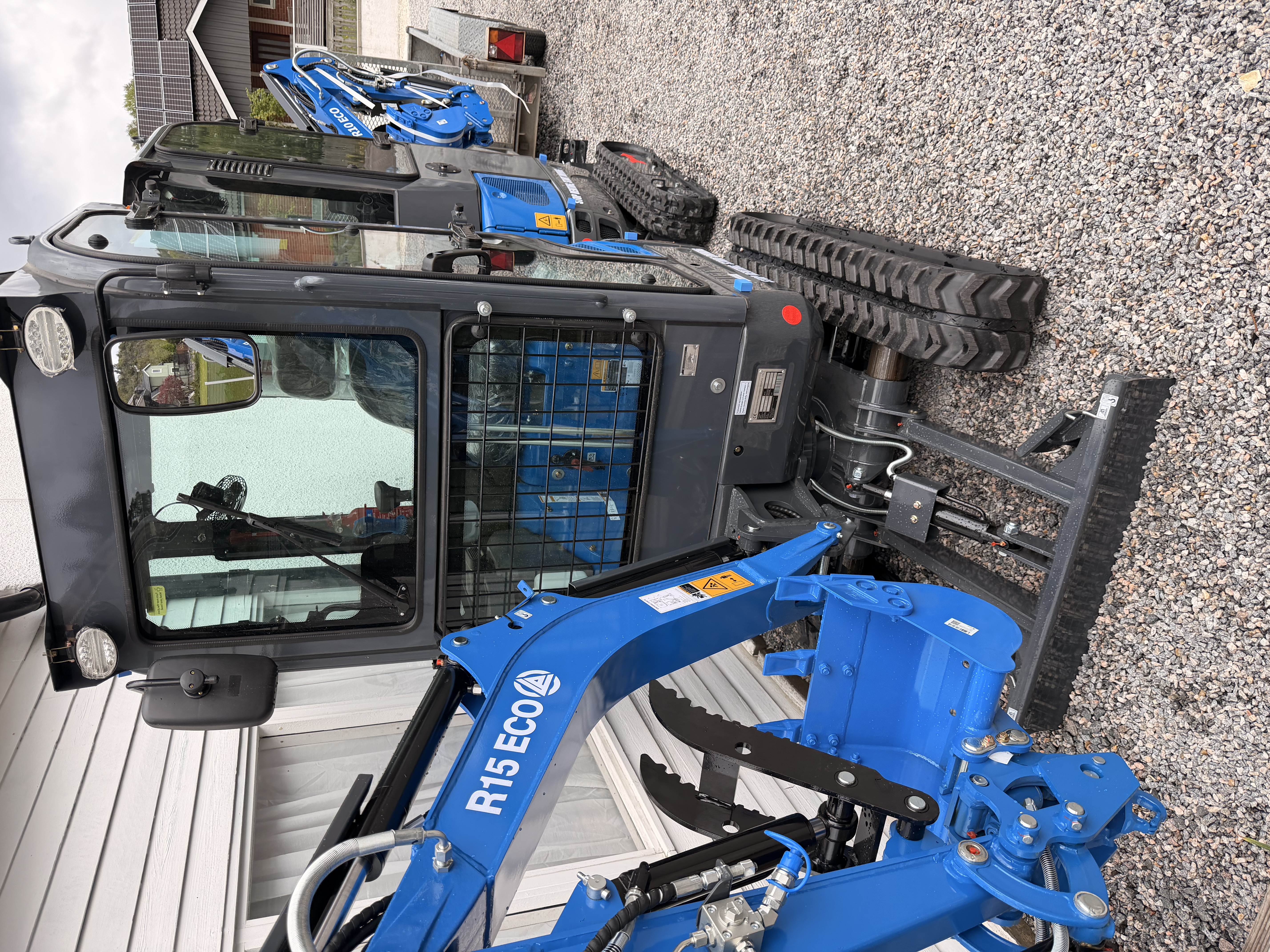 Minigrävare rippa 1,5 ton inkl. maskinsläp – kraftfull & lättkörd!