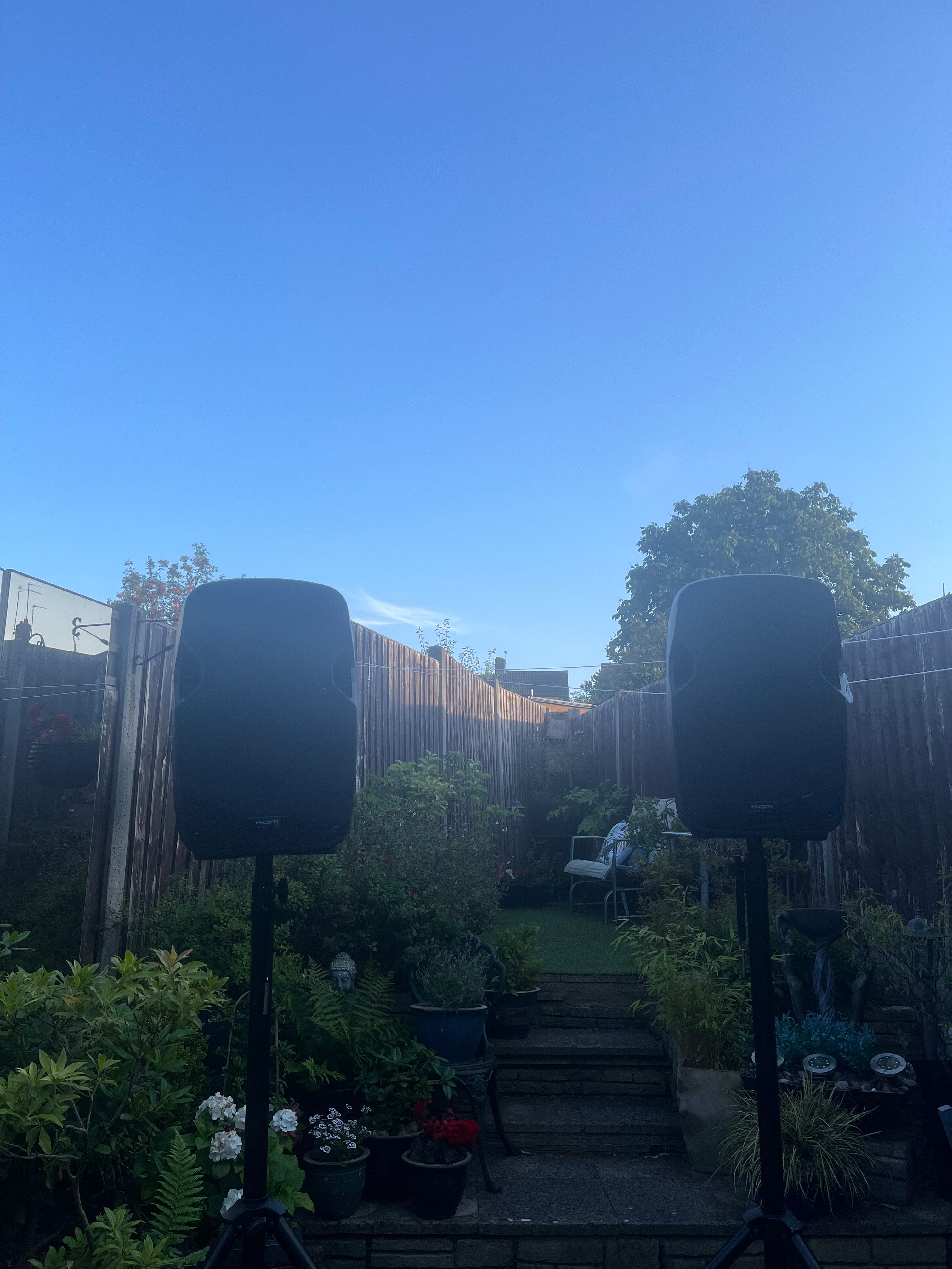 2x pa speakers (includes stand)