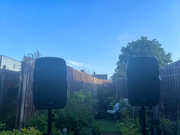 2x pa speakers (includes stand)