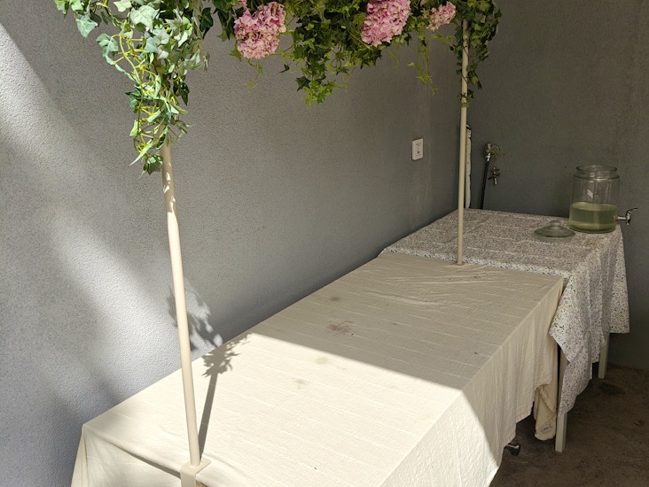 Juhla pöytä ja kukkakaaren teko rekki