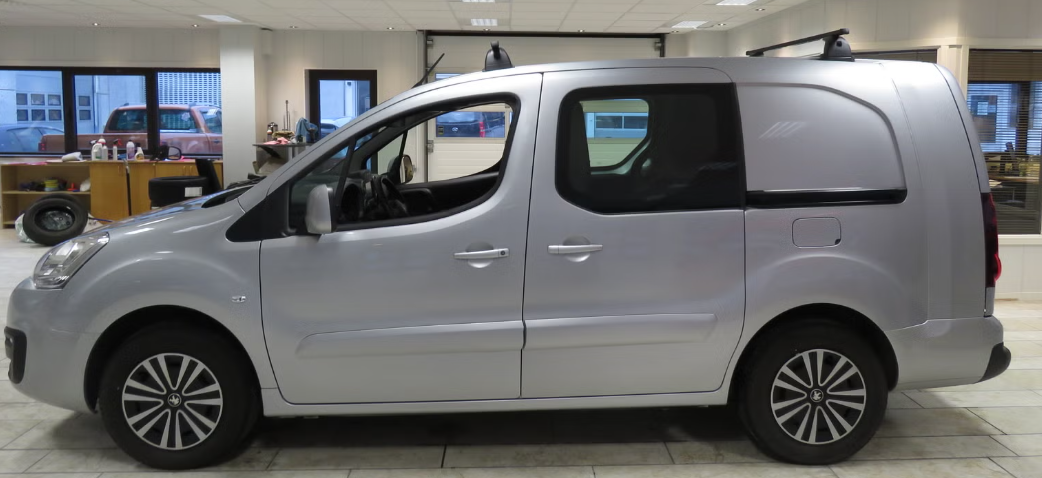 Varebil med sjåfør leies ut på timesbasis/oppdragsavtale