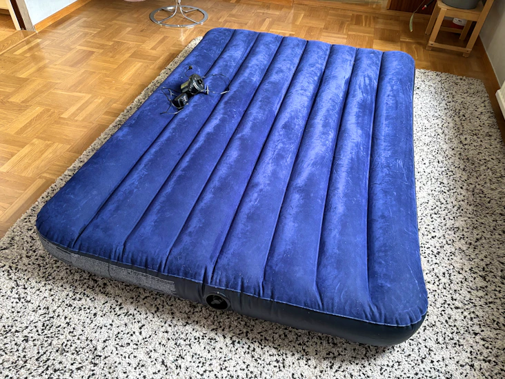 Luftmadrass 125 cm med pump