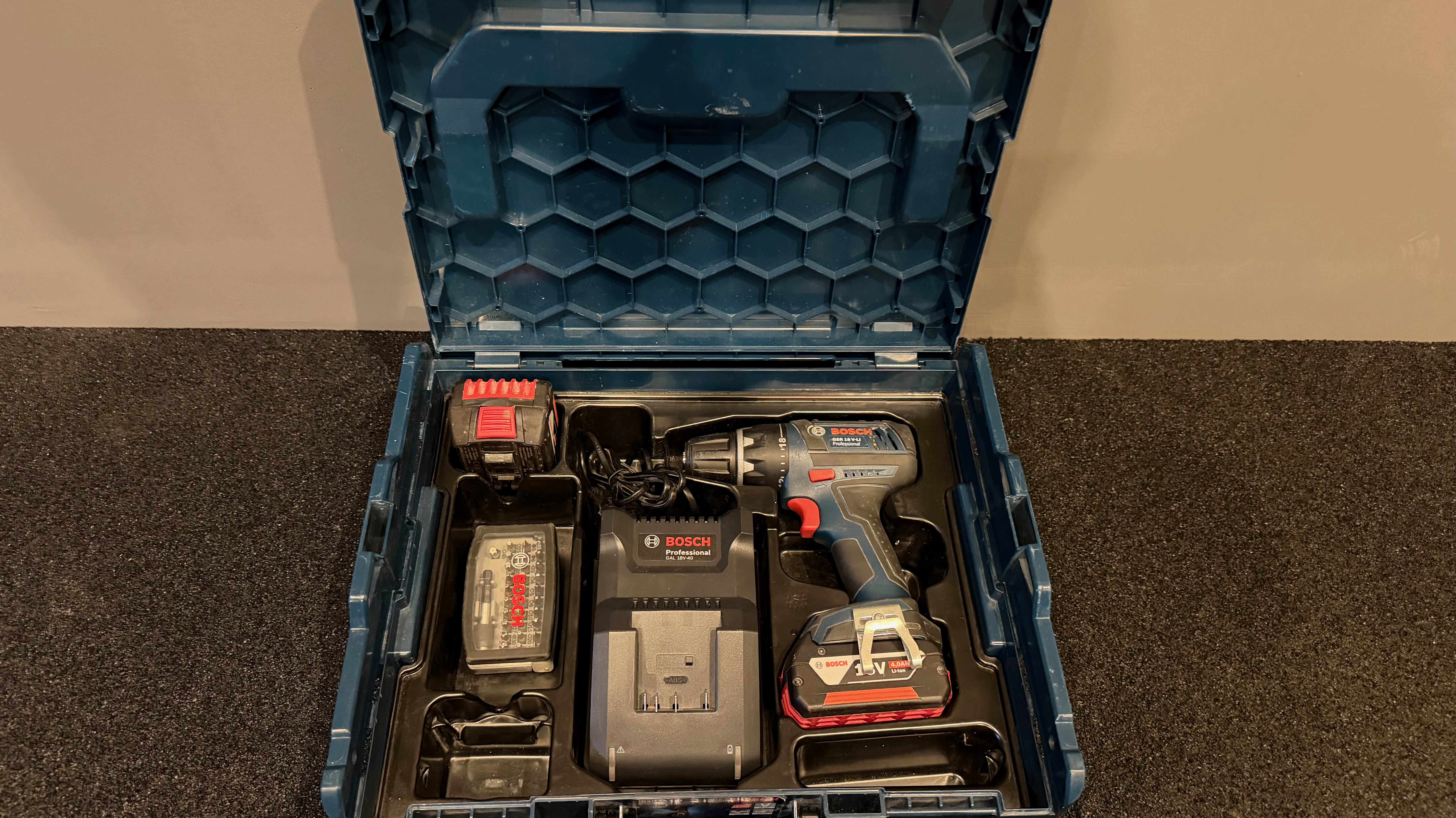 Borrskruvdragare bosch 18 v + bitssats