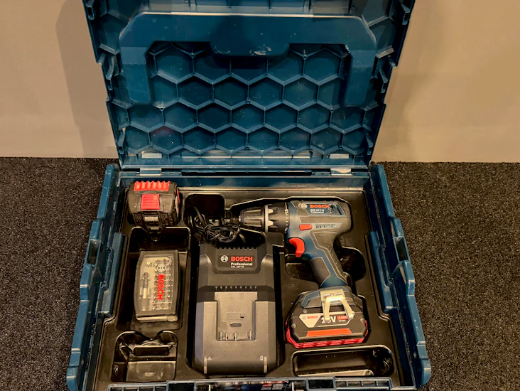 Borrskruvdragare bosch 18 v + bitssats