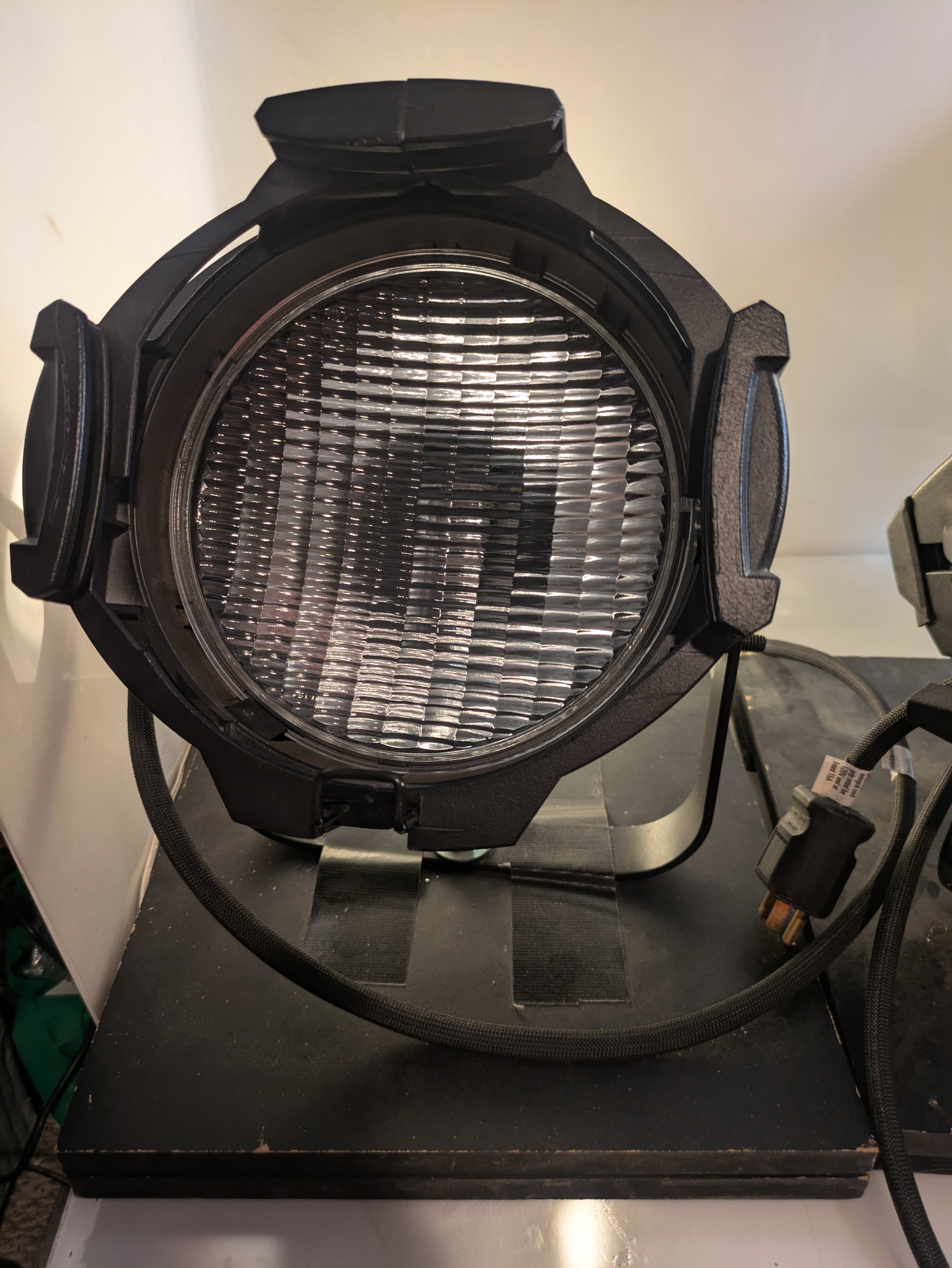 Source 4 par mcm light fixture 